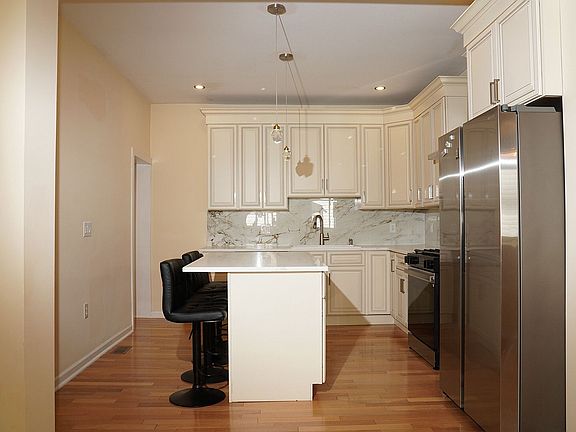 4th image of 2556 E Somerset St