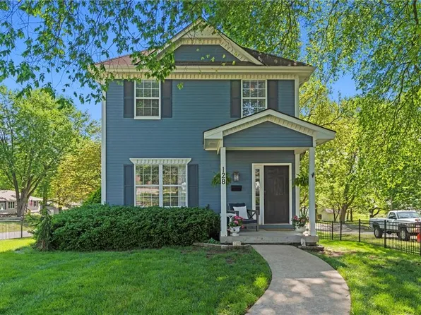 128 N McKissock St, Pleasant Hill, MO 64080