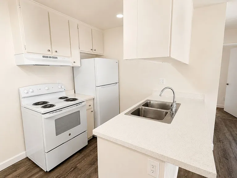 Summit Creek Apartments — Photo 18