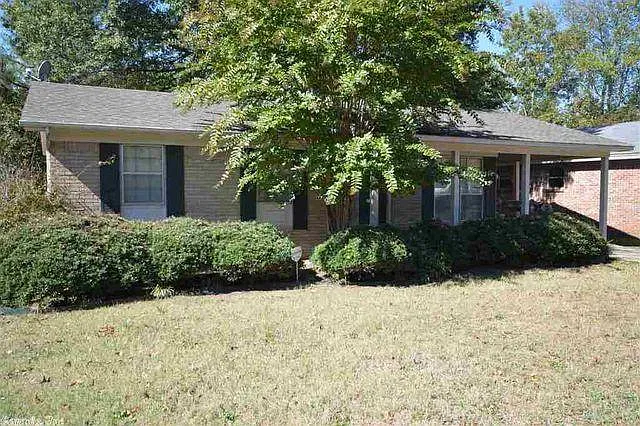 3 bed, 1.5 bath, 1026 sqft, $1,200 — Photo 1