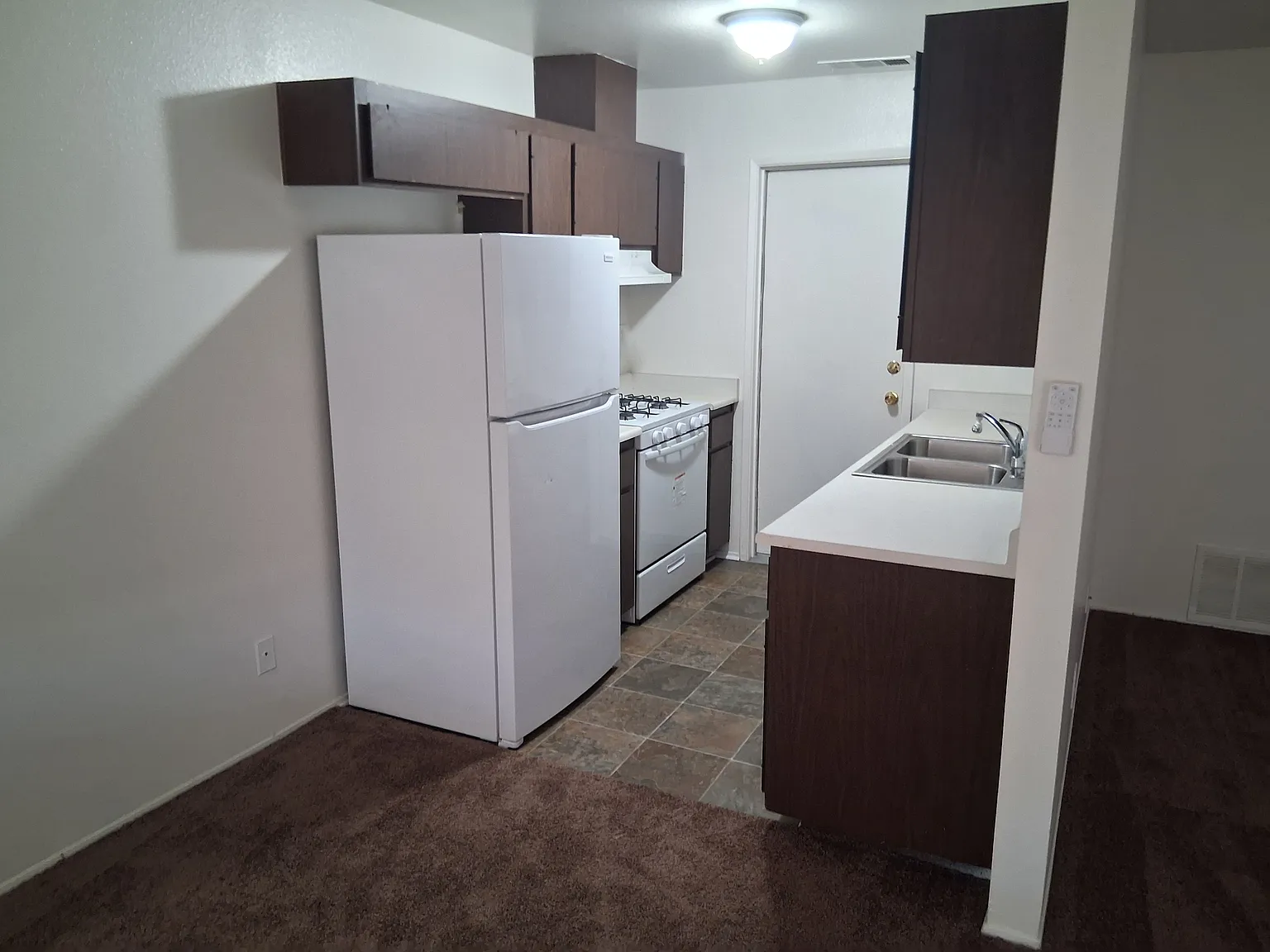 2 bed, 820 sqft, $1,900 — Photo 3