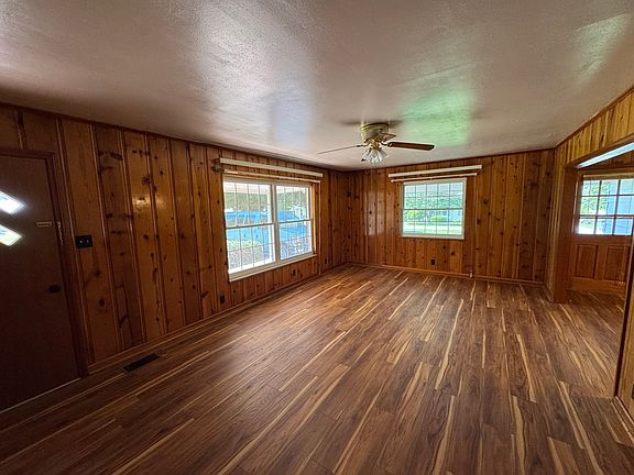 5th image of 1050 Meek St