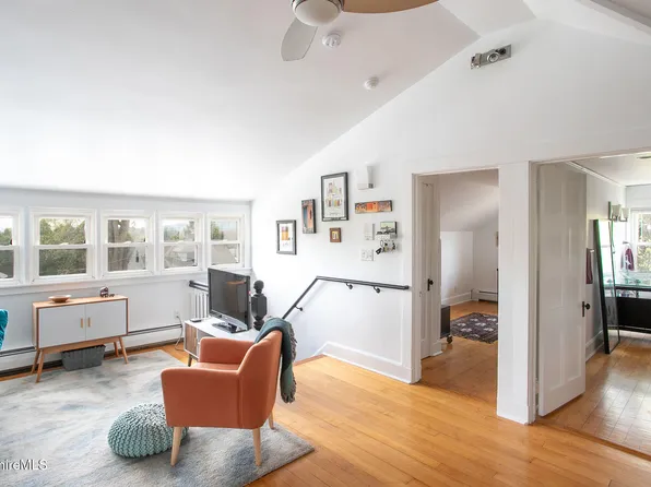 12 Manville St APT 4, Great Barrington, MA 01230