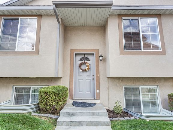 3rd image of 3089 E Somerset Dr