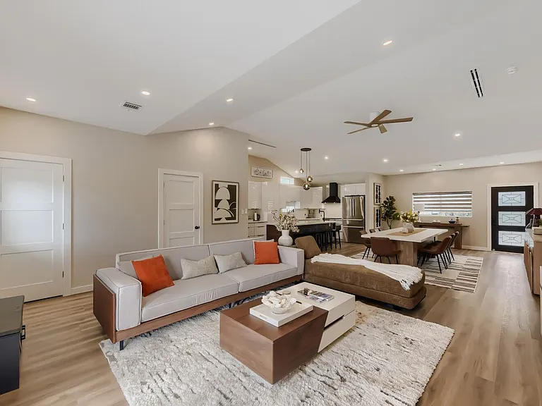 8815 Sharpview Dr — Photo 2