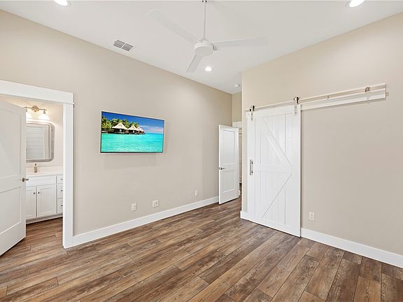 5th image of 468 Paradise Pointe Dr