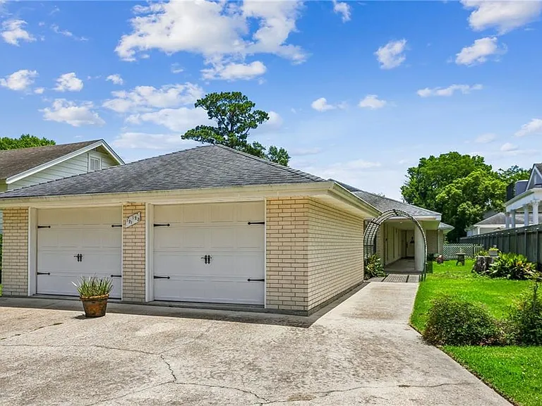 121 Ridgeway Dr — Photo 1
