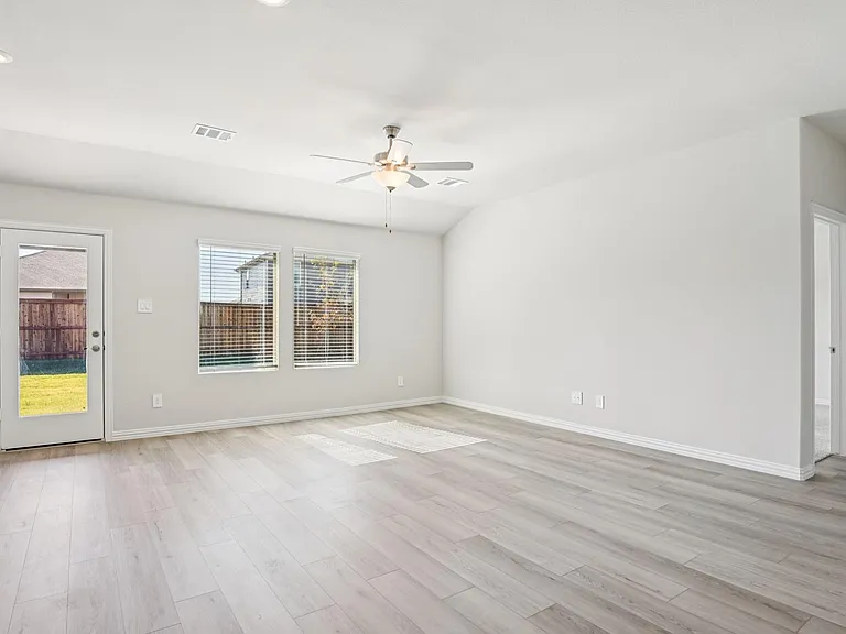 404 Castle Rd — Photo 4
