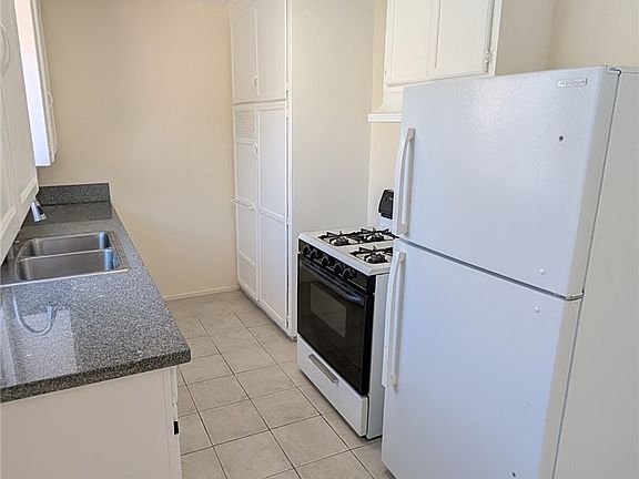 5th image of 218 N Normandie Ave #1/4