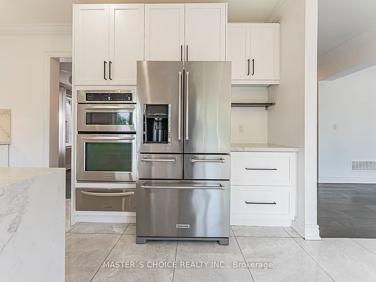 2357 Rideau Dr — Photo 15