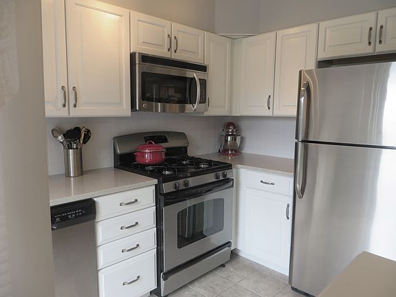 4th image of 109 N Broadway APT H2
