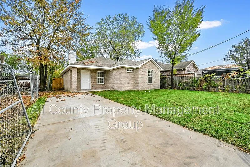 3 bed, 2.0 bath, 1369 sqft, $2,195 — Photo 2