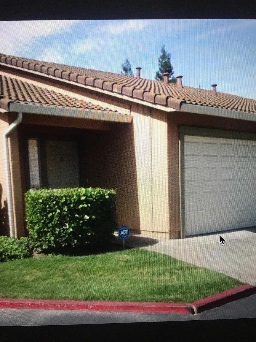 4044 Elmo Loop photo 1