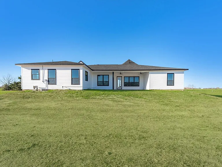 519 Chuckwagon Trl — Photo 31