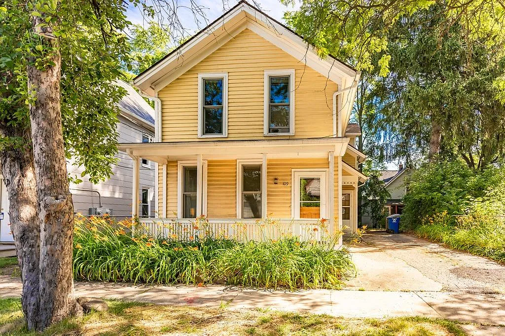109 E Summit St photo 1