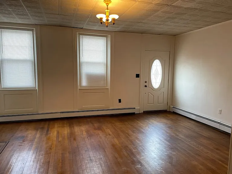 308 E Pitt St — Photo 8