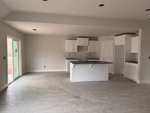 5th image of 301 E Copper Leaf Dr