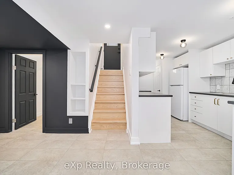 111 Riverside Dr N — Photo 4