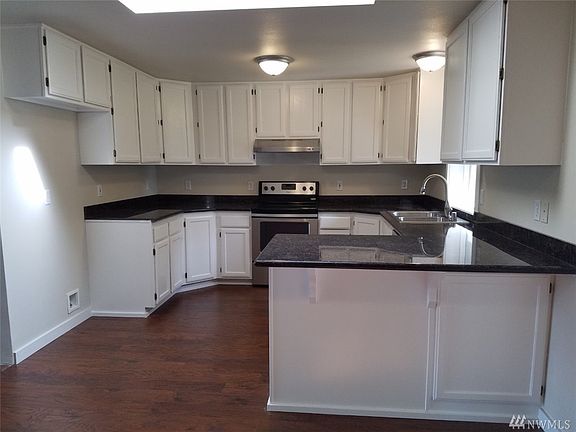 2nd image of 1592 Lake Dr