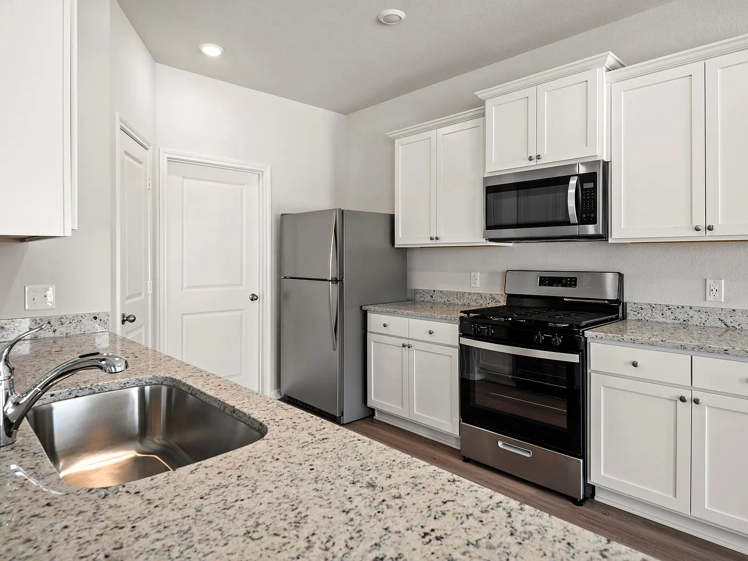 4 bed, 2.5 bath, 2175 sqft, $2,290 — Photo 4