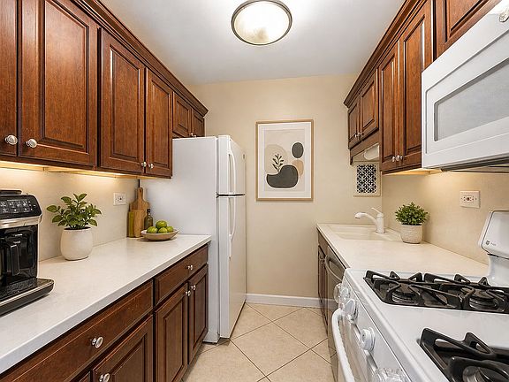 2nd image of 2025 Broadway APT 17A