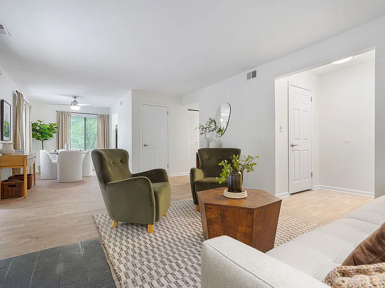 Woodbridge Apartments — Photo 9