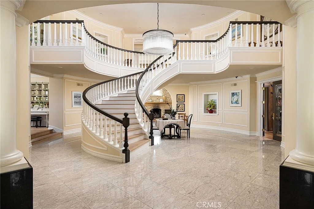 7 bed, 7.0 bath, 9500 sqft, $40,000 — Photo 2
