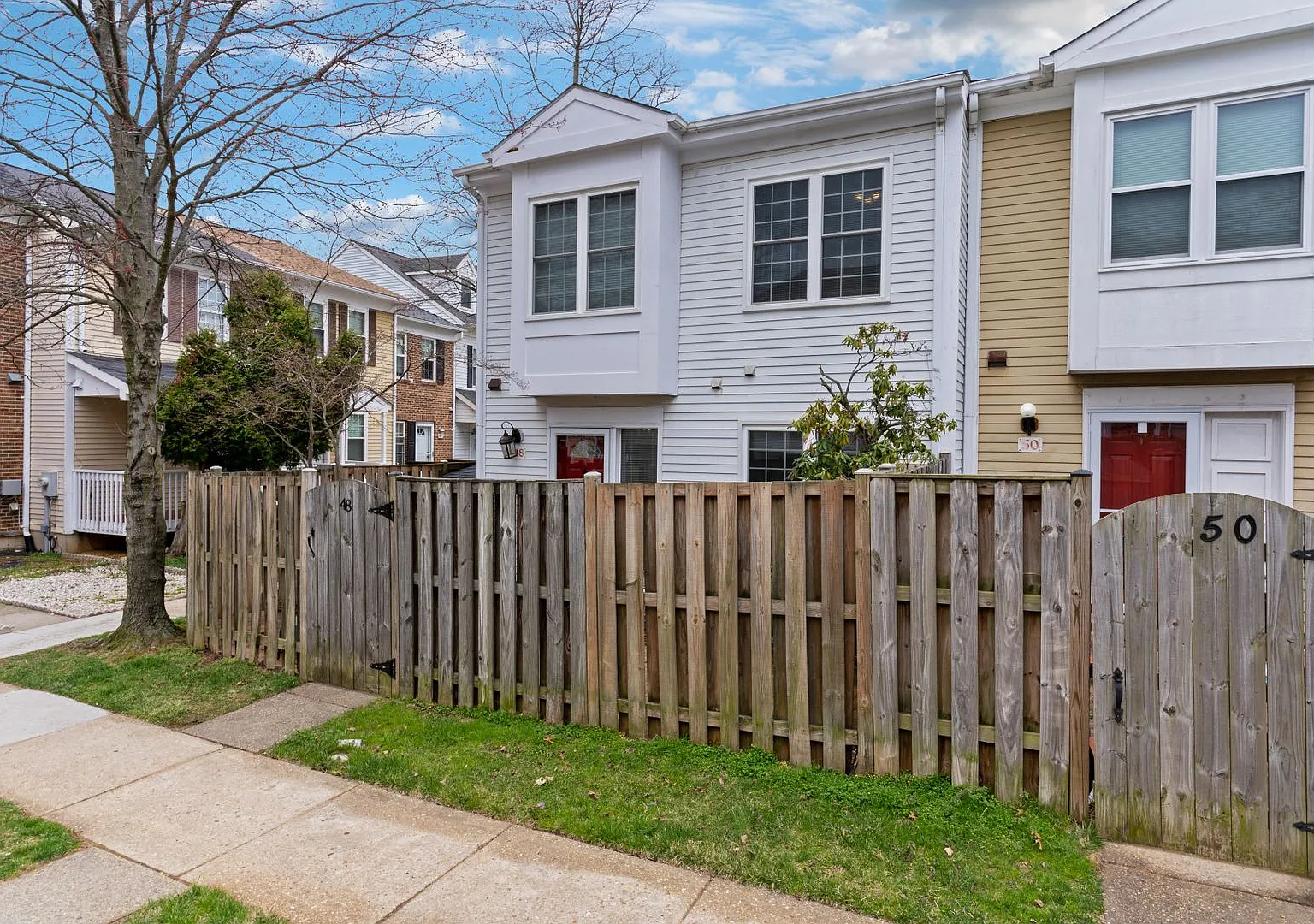 Stunning Silver Spring End Unit TH — Photo 2
