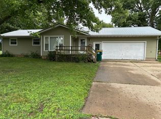 301 S 2nd St, Walnut, IL 61376