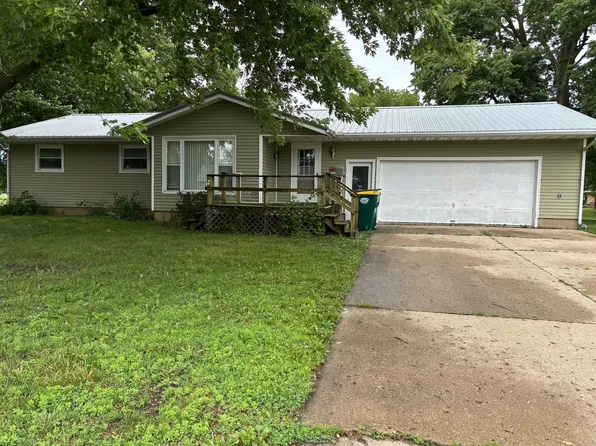 301 S 2nd St, Walnut, IL 61376