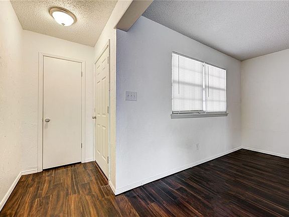 4th image of 1634 Surrey Dr