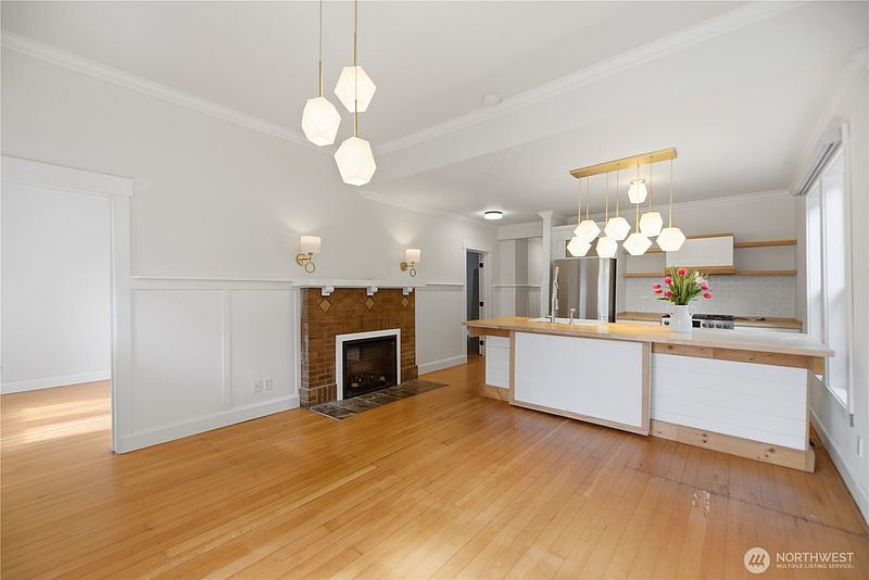 3rd image of 145 Park Avenue N