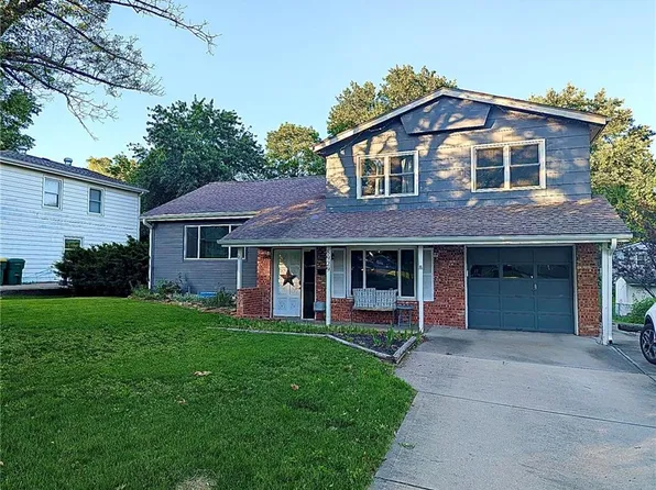 8929 Grandview Dr, Overland Park, KS 66212