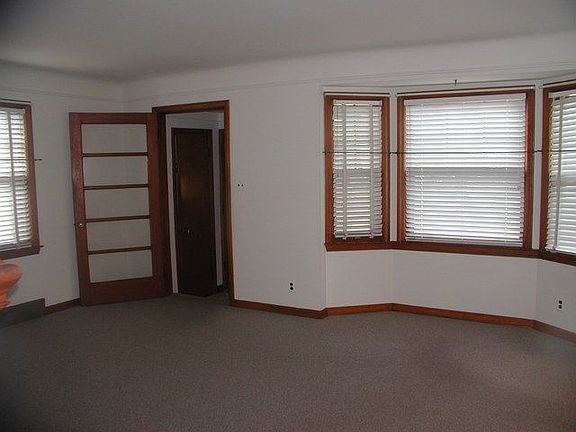 5th image of 1070 Moran Ave