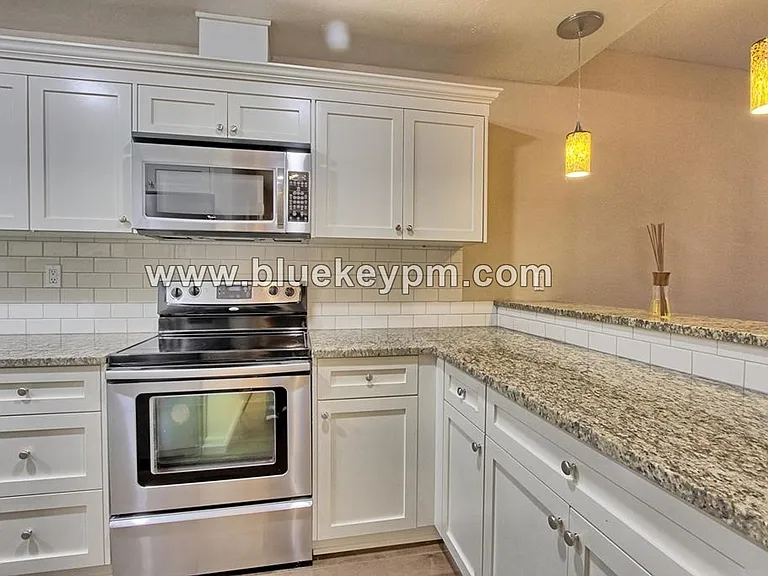 1320 SW Hall St #102 — Photo 6