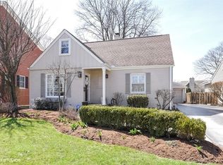 18 Tuttle Ave, Clarendon Hills, IL 60514