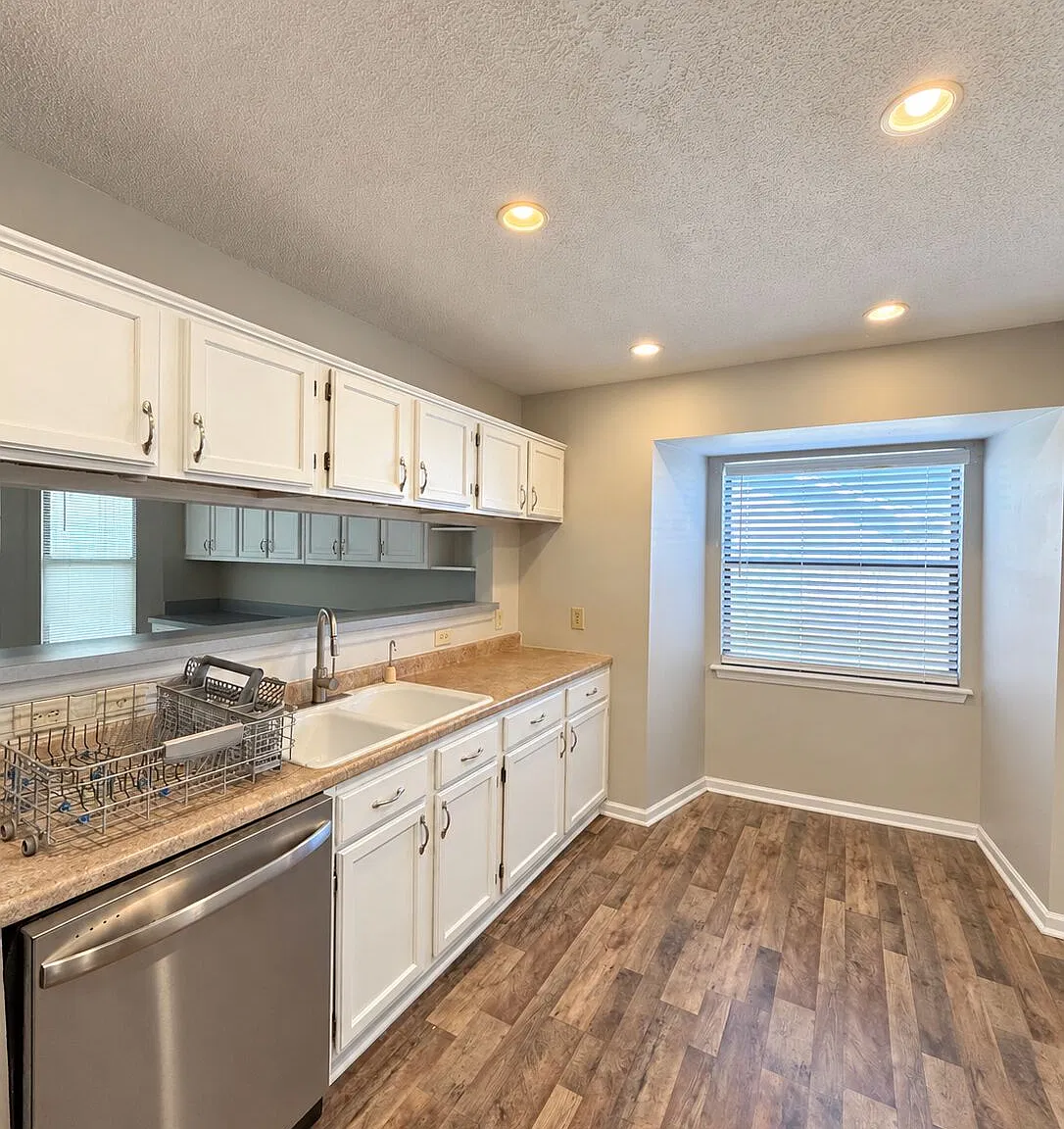 3 bed, 2.0 bath, 1400 sqft, $1,800 — Photo 4