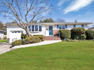 11 Beaumont Dr, Plainview, NY 11803