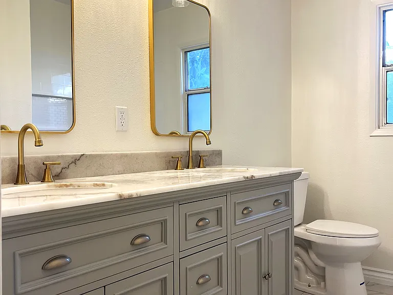 Guest bathroom with double sinks and tub/shower