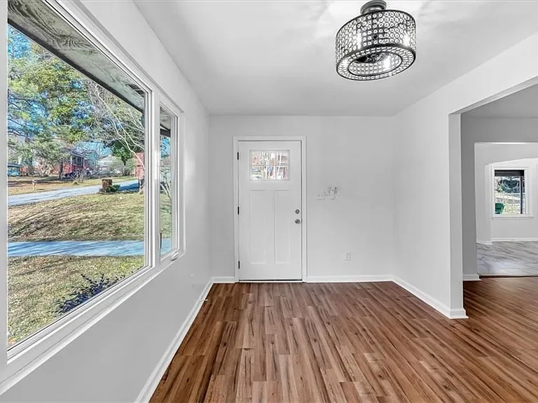 2142 Cloverdale Dr — Photo 33