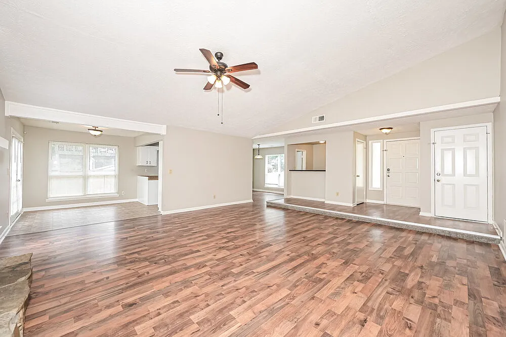 3 bed, 2.0 bath, 1850 sqft, $1,915 — Photo 4