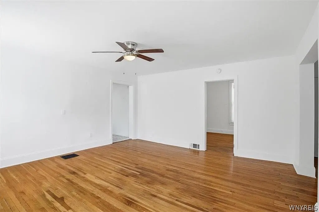 1 bed, 1.0 bath, 2323 sqft, $1,300 — Photo 4