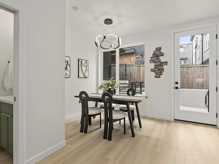 255 E Louisa St — Photo 2