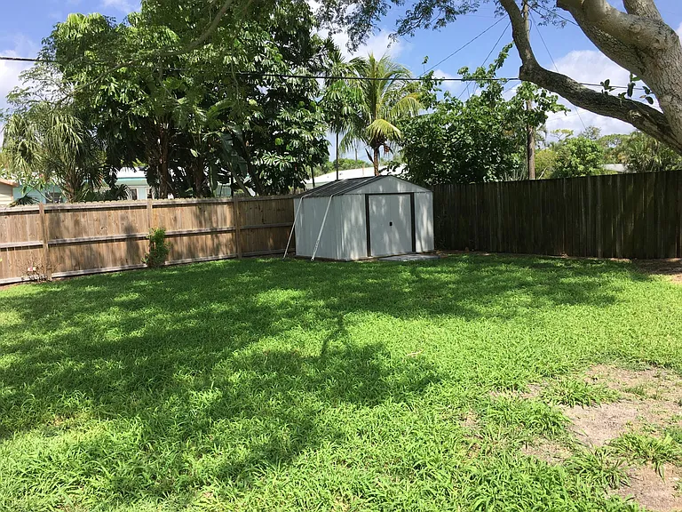 912 SE Dolphin Dr — Photo 12