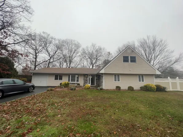 7 Wicket St, Coram, NY 11727