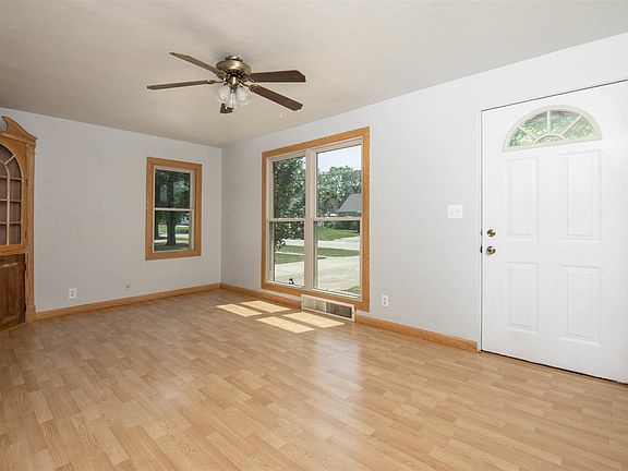 3rd image of 726 Sheridan Dr