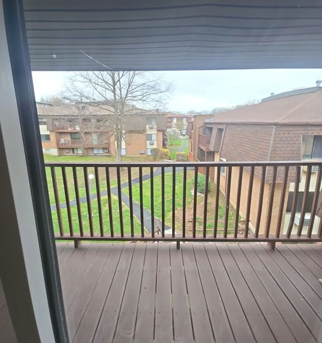 581 Crown St — Photo 1