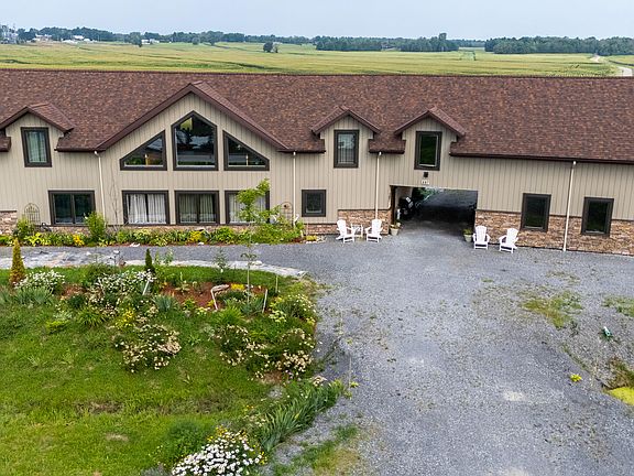 3rd image of 887 Lake Shore Rd