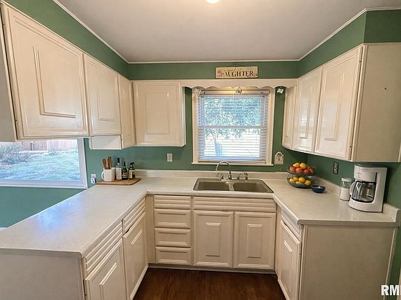 3rd image of 617 E Eureka Ave