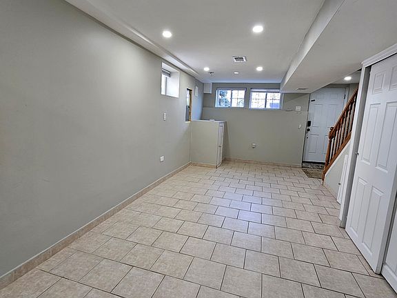 5th image of 338 Huguenot Ave #1